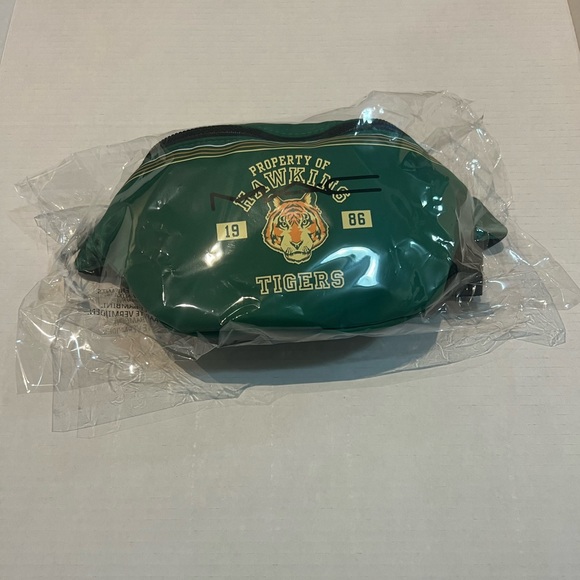 STRANGER THINGS X MAC FANNY PACK BUM BAG BRAND NEW IN WRAP - Picture 2 of 3